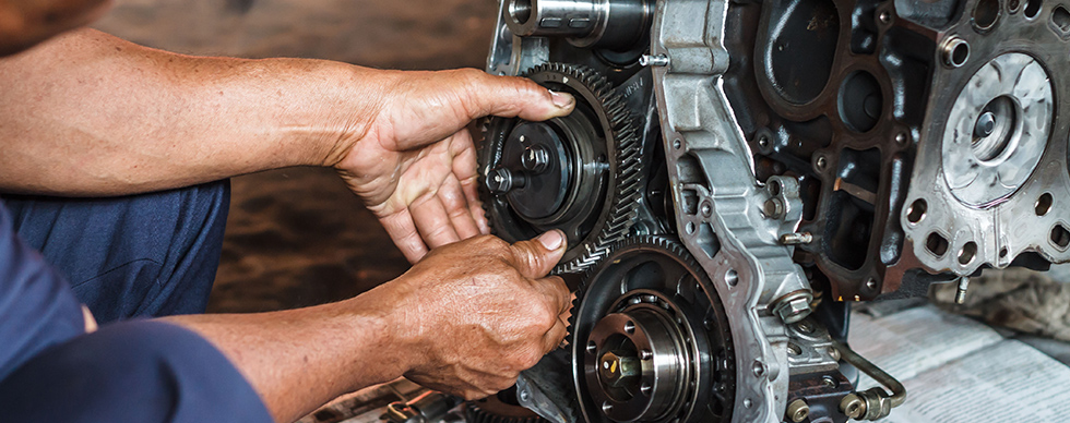 Transmission image of a mechanic changing the gears - European Auto Technicians AZ